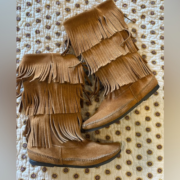 Minnetonka 3 Layer Fringe Moccasin Boots Size 8 - Picture 2 of 6